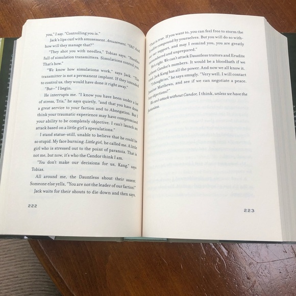 Divergent Series - Insurgent by Veronica Roth book is like new - Picture 4 of 7